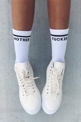 Socken mit Buchstabenstickerei
